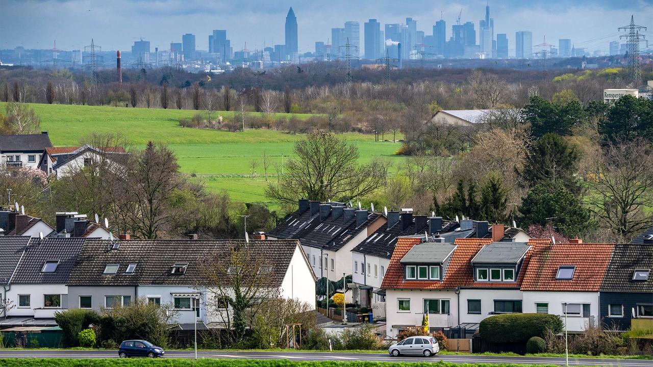 Blick vom Dorf Weilbach auf die 17 km Luftlinie entfernte Skyline von Frankfurt am Main. | picture alliance / Jochen Tack